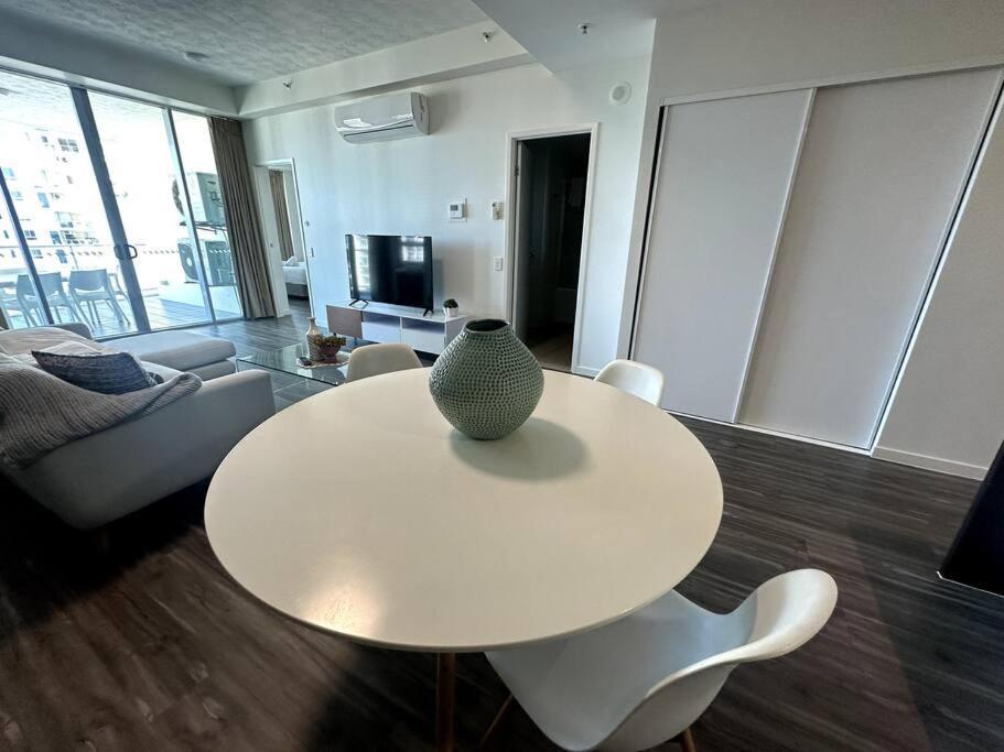 Apartment Massive Wings - 1 Block From Beach Gold Coast